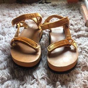 Gold velvet Tevas